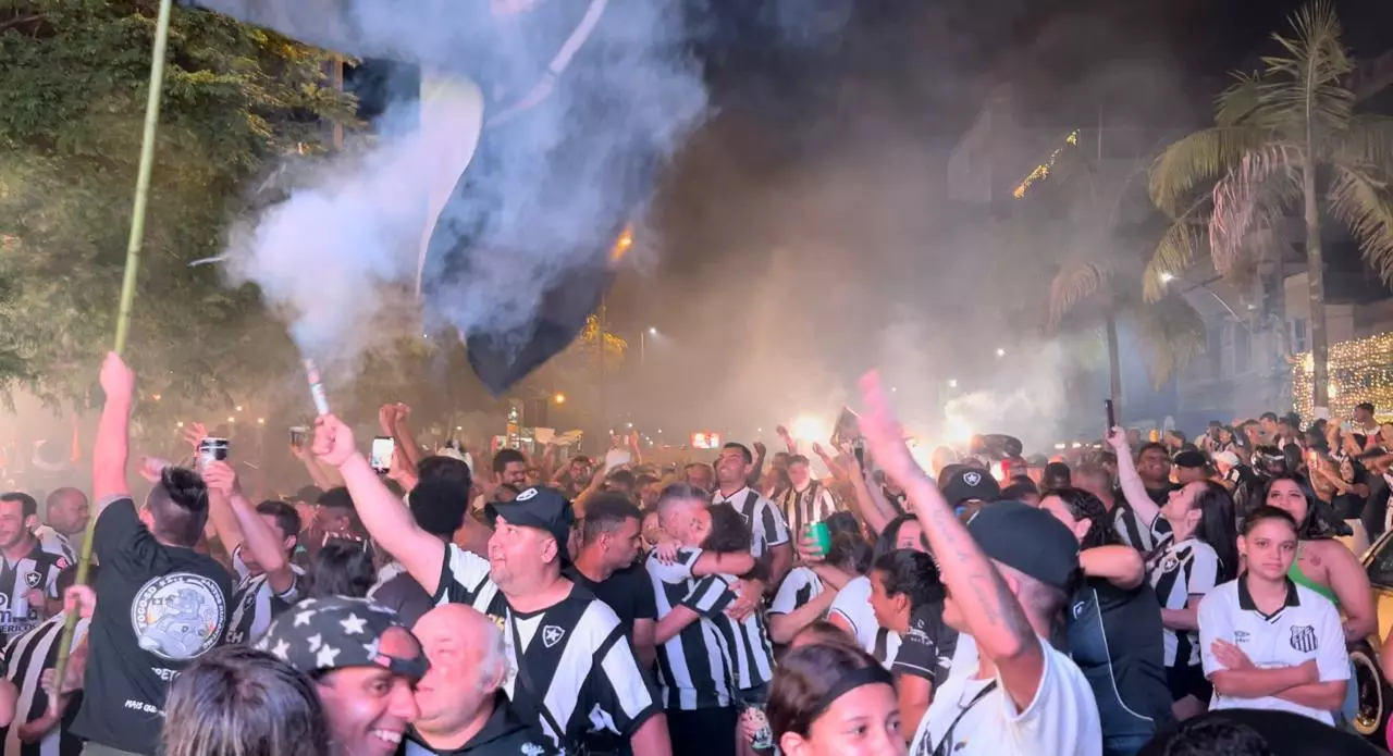 Vídeo: Botafogo conquista a Libertadores e torcida festeja em Santos Dumont